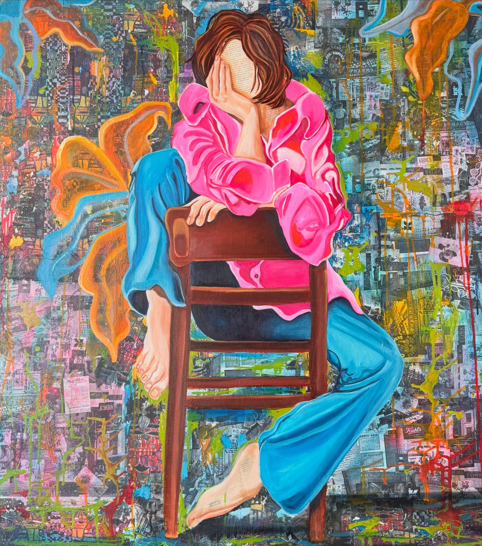 Pintura de una figura con camisa rosa y pantalón azul, sentada en una silla, sobre un fondo de texturas multicolores