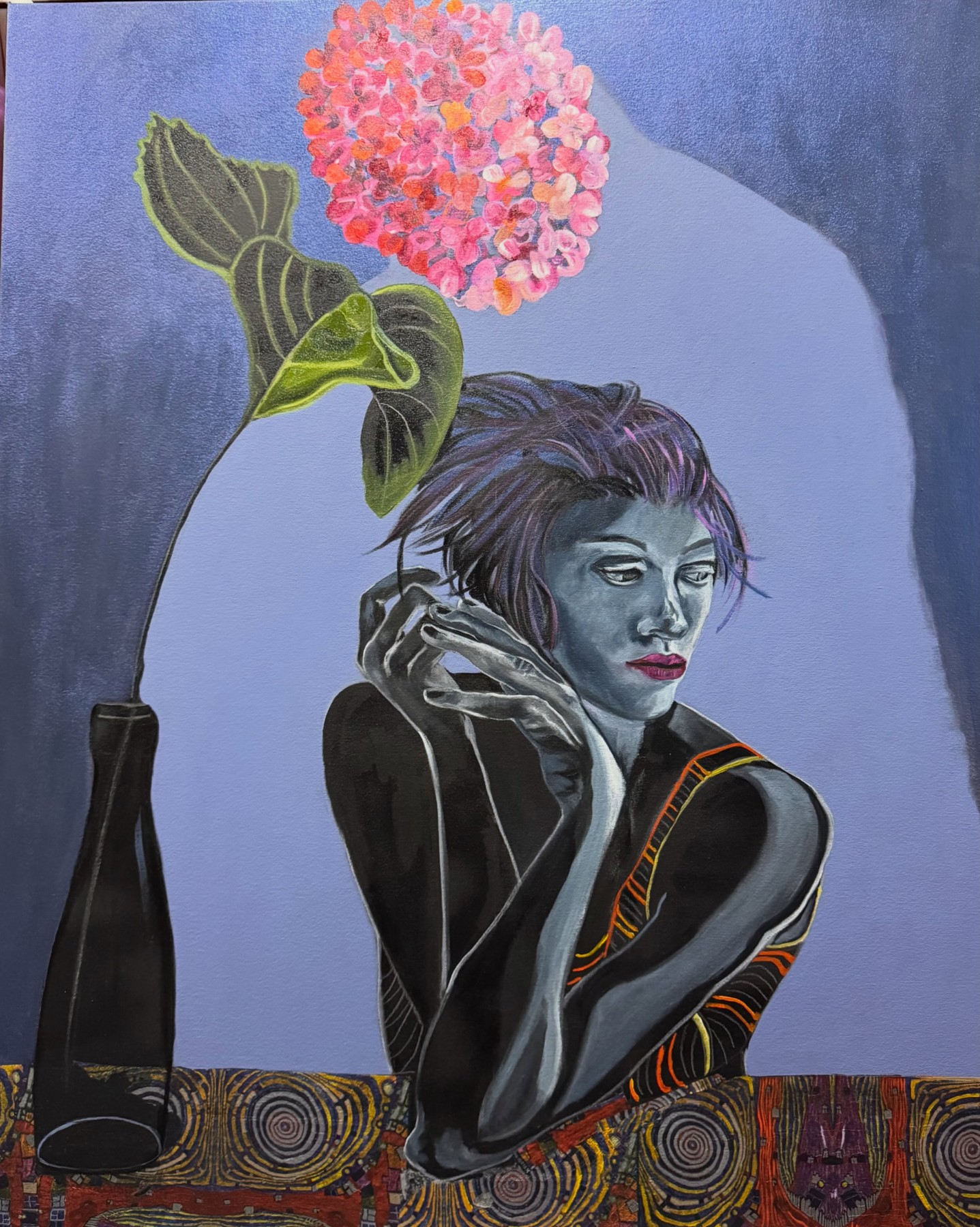 Figura pensativa junto a una flor rosa sobre un fondo violeta
